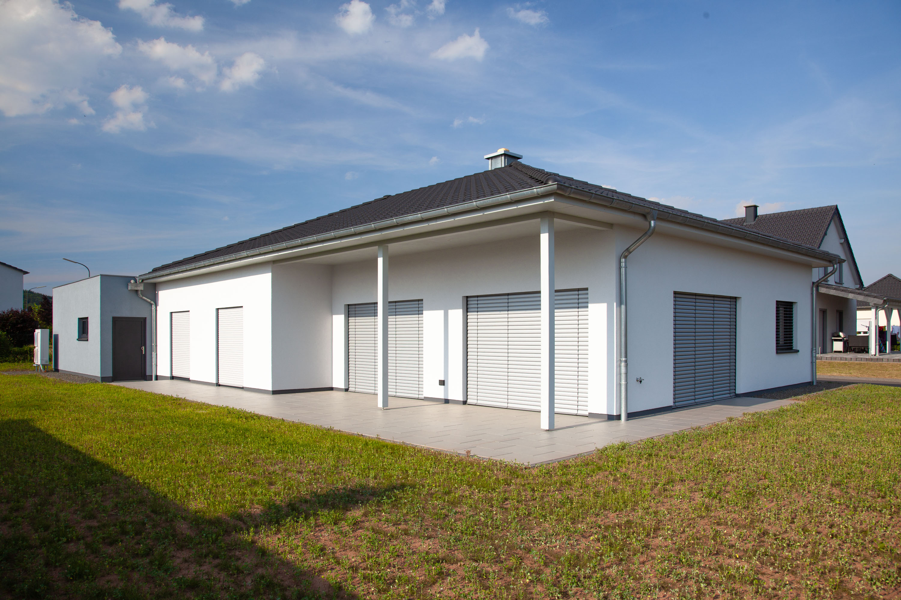 Bungalow mit großer Terrasse in weiß