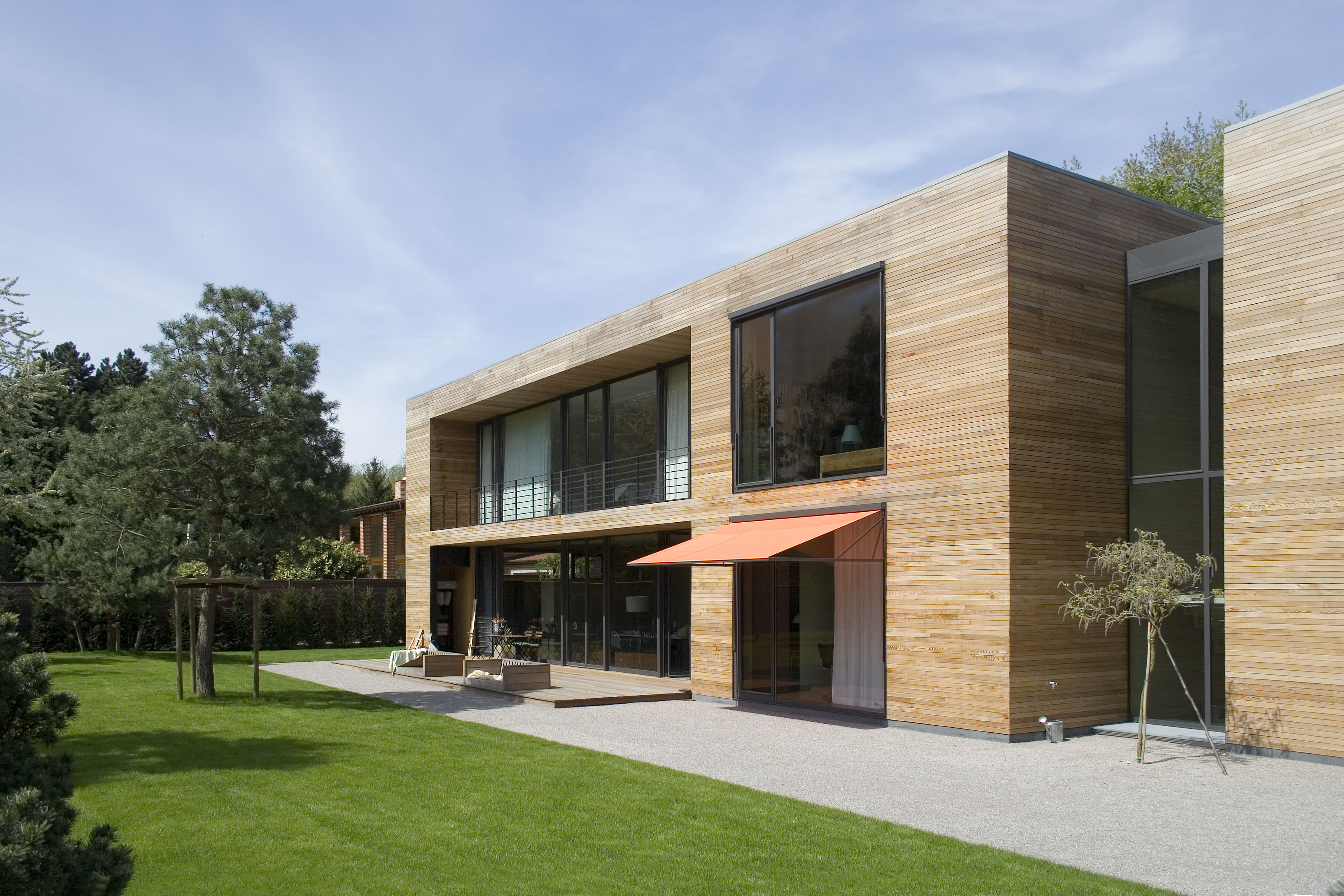 Modernes Holzhaus mit Holzfassade und Flachdach