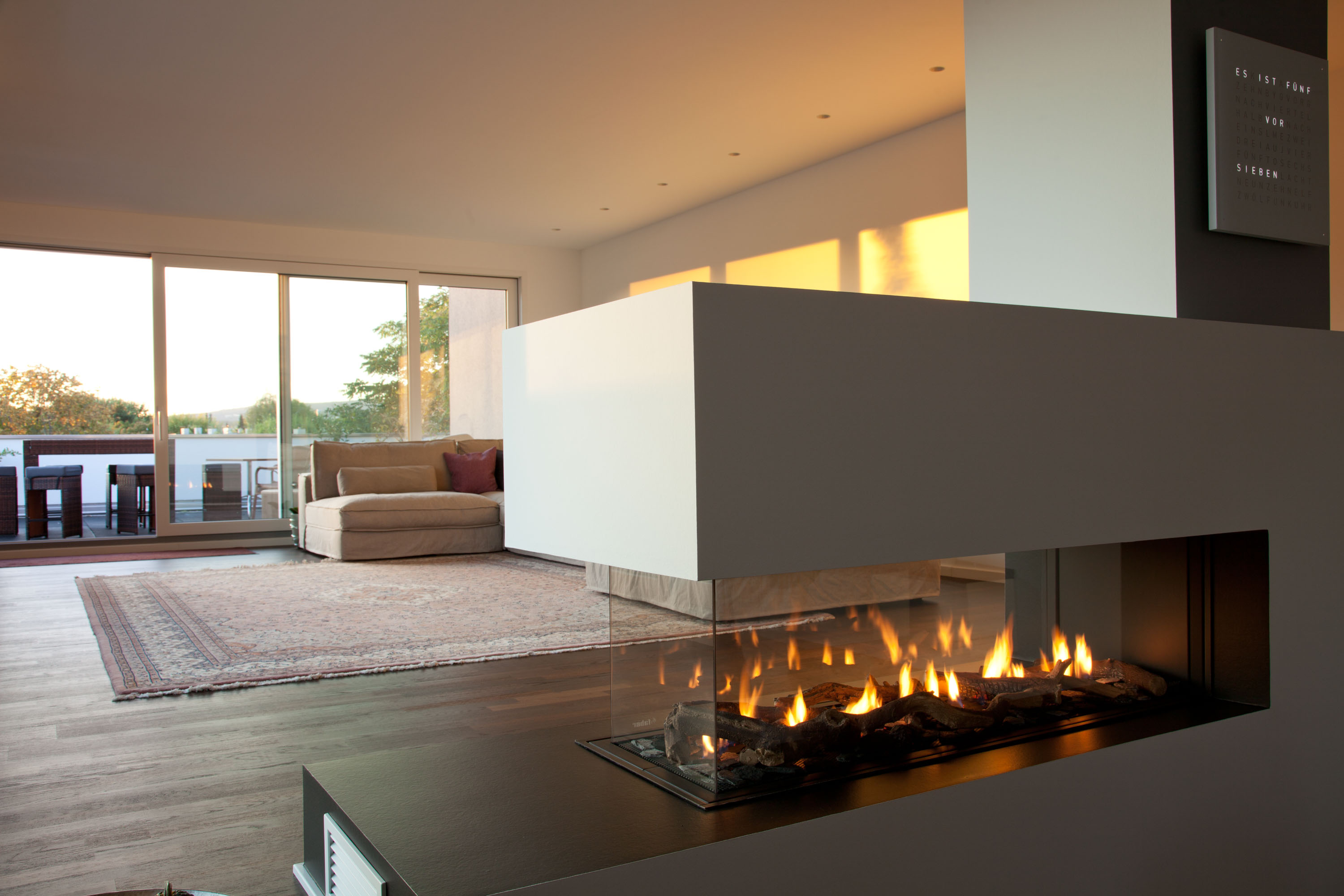 Gas betriebener Ofen mit echtem Feuer ohne Asche und Ruß