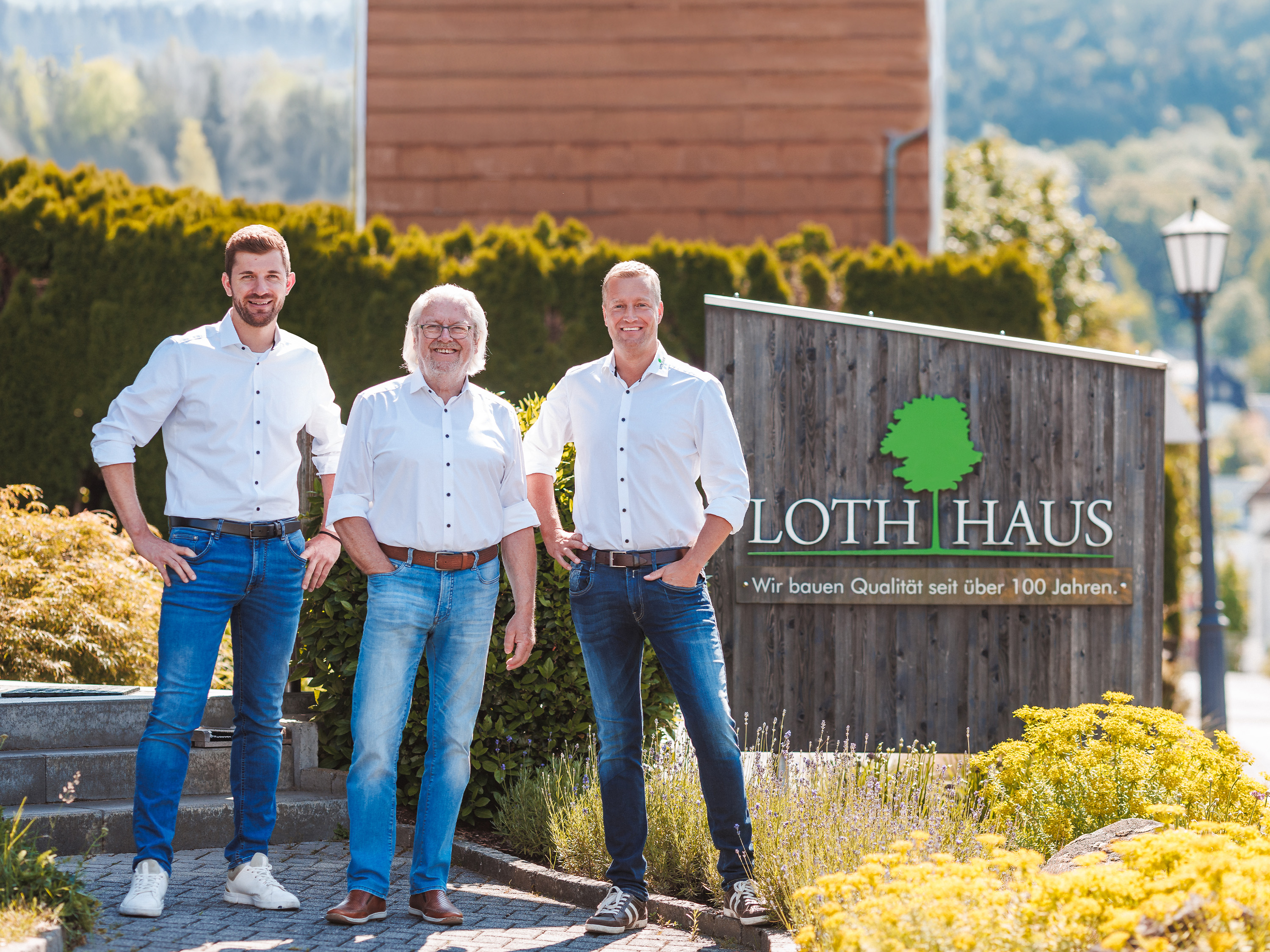 Hier sind die Geschäftsführer von LOTH-HAUS zu sehen, Maximilian Schmuck, Wolfgang Loth und Manuel Loth