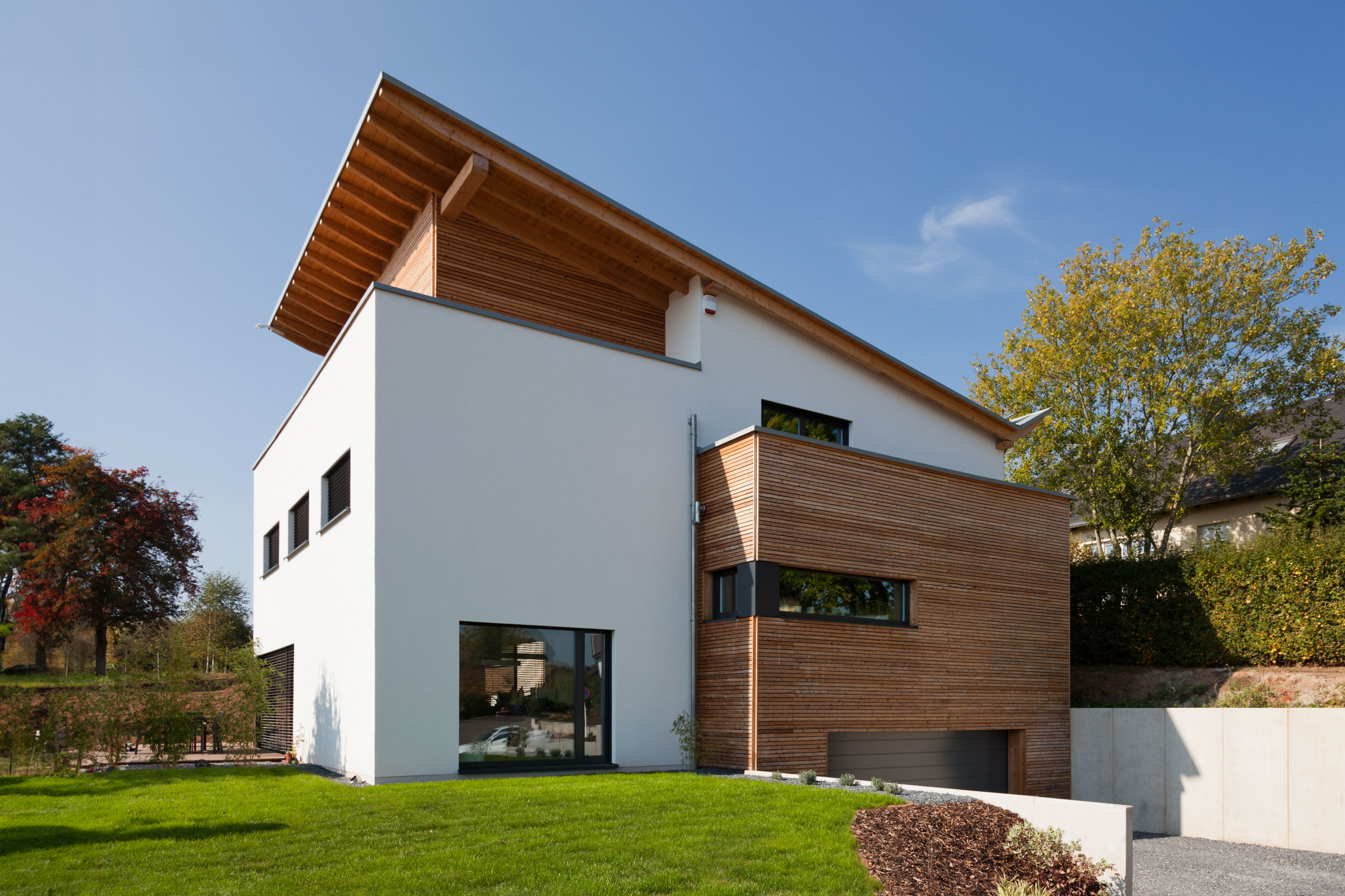 Split-Level Haus mit Pultdach, Putz und Trendliner Holzschalung