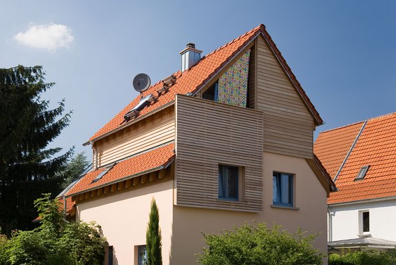 Ökologische Aufstockung mit Keil-Stülp Holzfassade aus Lärchenholz