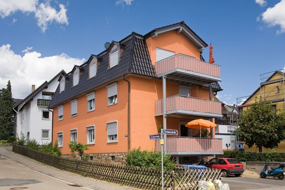 Mehrfamilienhaus, Aufstockung mit Balkon, Mansarddach